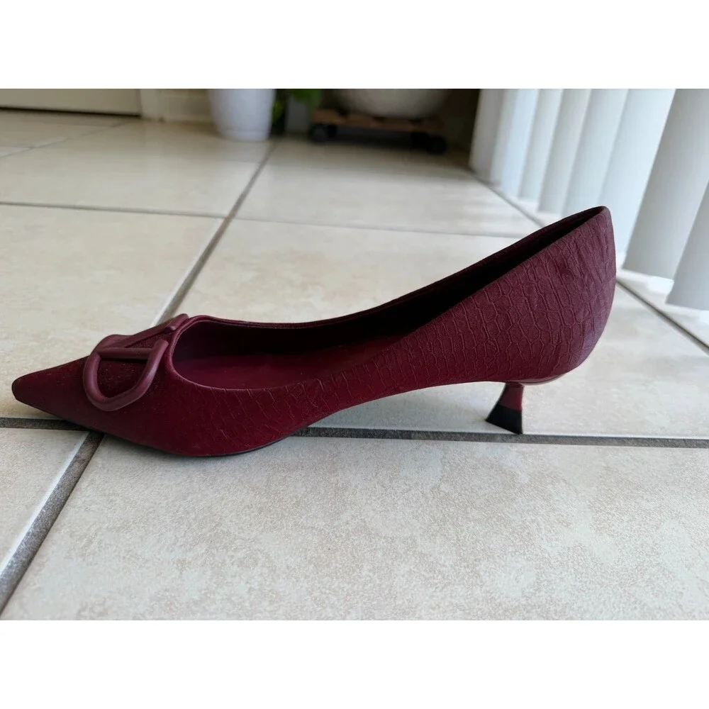 Yunai Burgundy Fabric Croc Pointed Toe Kitten Heels Matte V Buckle Sz 10 - Picture 6 of 9